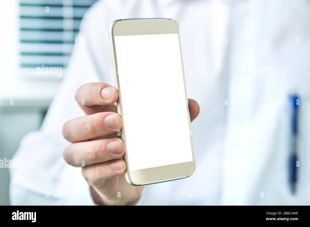 Smartphone per il medico con schermo bianco vuoto. Medico, medico, infermiere o dentista che mostra il telefono cellulare con spazio per la copia. Foto Stock