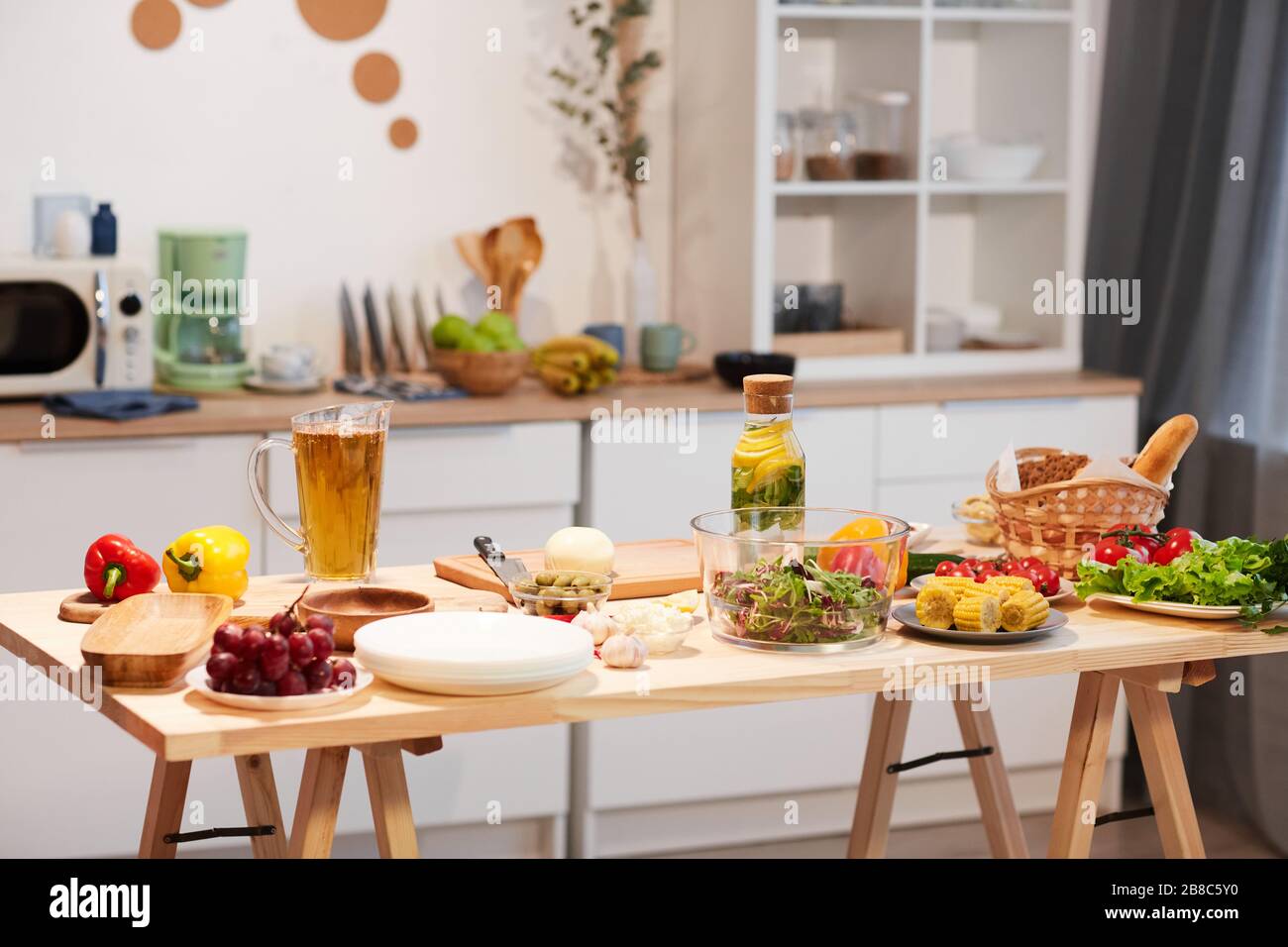 Immagine della tavola con cibo e bevande serviti per le vacanze in cucina a casa Foto Stock