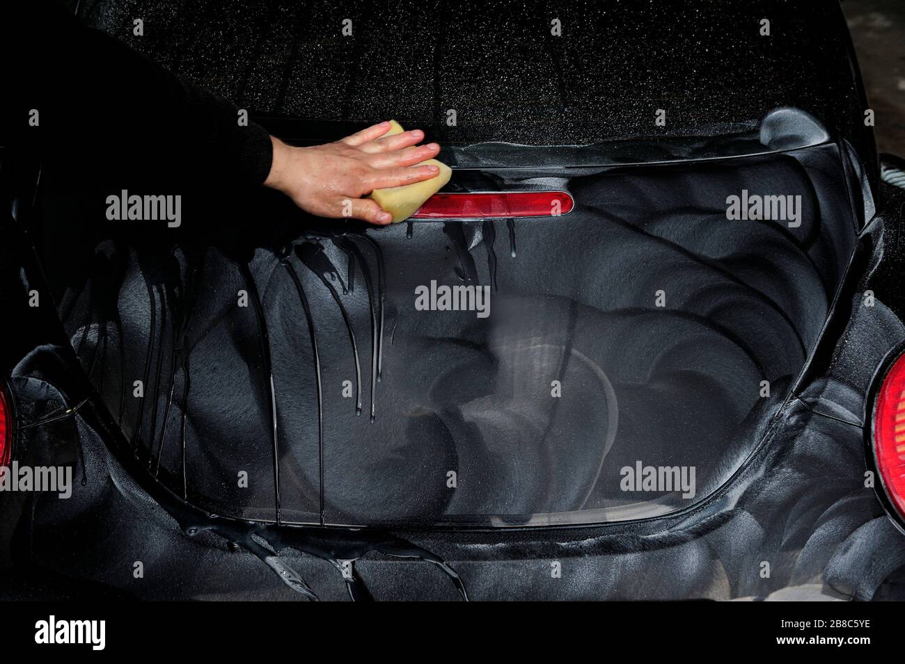 auto, auto, dettagli, lucidatura, protezione, cera bagnata, carrozzeria, nero, lavoro, cura, diritti umani, assicurazione sanitaria Foto Stock