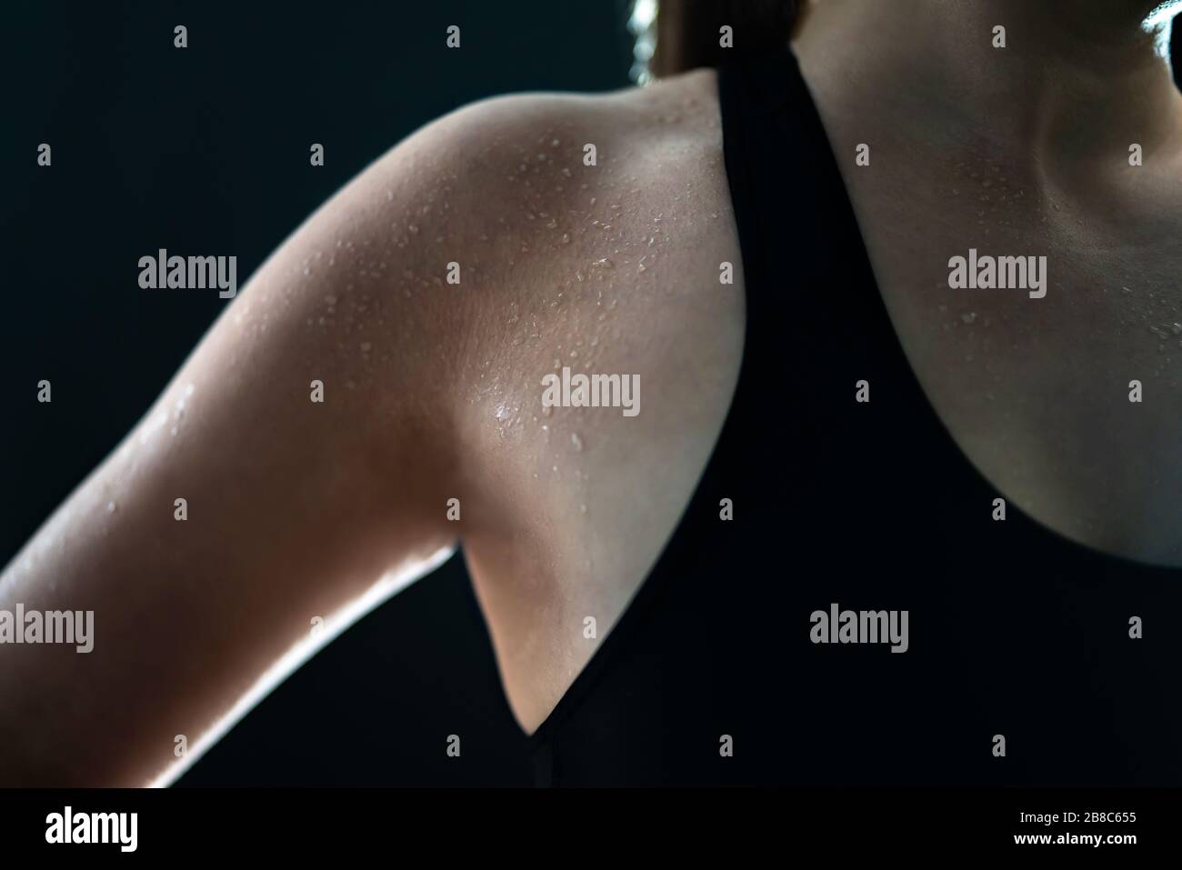 Donna sudata dopo l'allenamento in palestra, cardio pesante o formazione bruciante grasso. Sudore sulla pelle bagnata. Atleta stanco di fitness, istruttore di yoga o personal trainer. Foto Stock