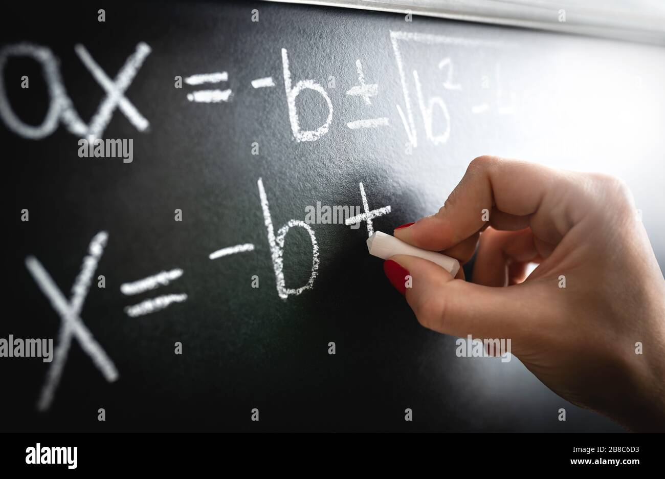 Equazione matematica, funzione o calcolo su lavagna. Insegnante che scrive in lavagna durante la lezione e la lezione in classe scolastica. Foto Stock