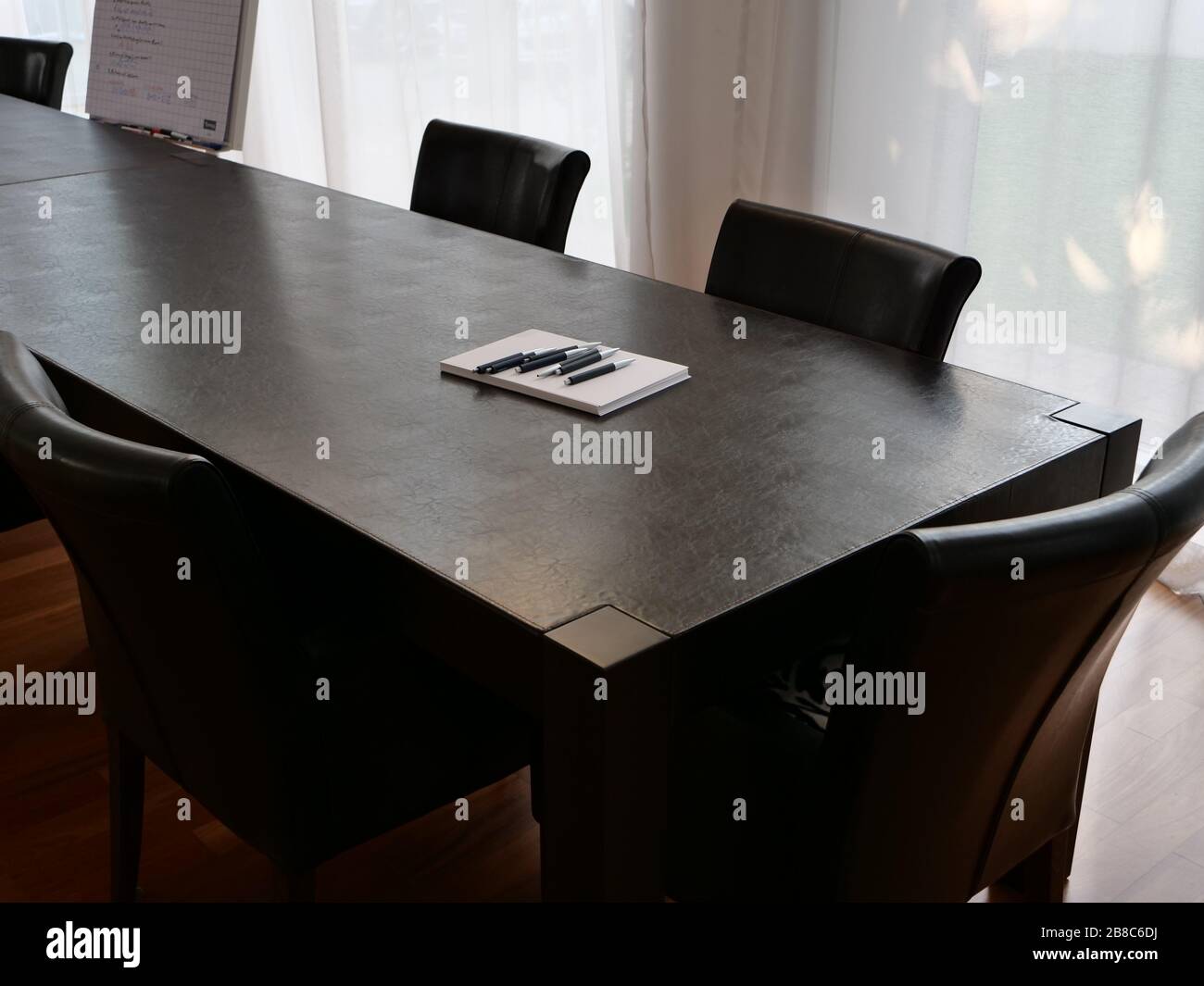 Ufficio dal design moderno per riunioni e piccole conferenze con tavoli e sedie in pelle Foto Stock