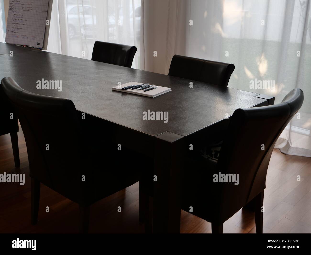 Ufficio dal design moderno per riunioni e piccole conferenze con tavoli e sedie in pelle Foto Stock