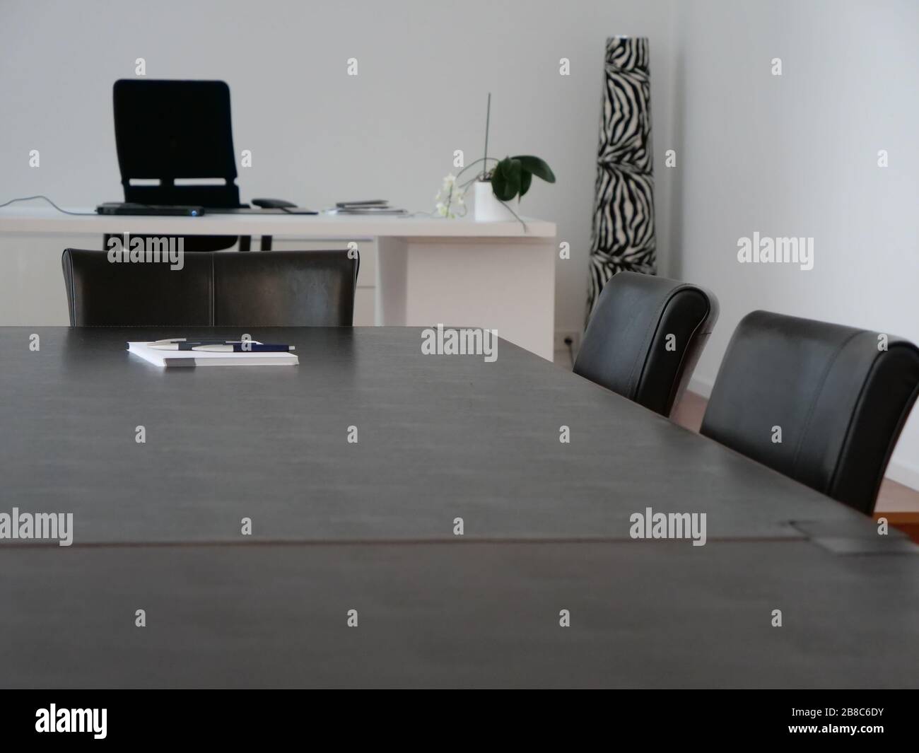 Ufficio dal design moderno per riunioni e piccole conferenze con tavoli e sedie in pelle Foto Stock