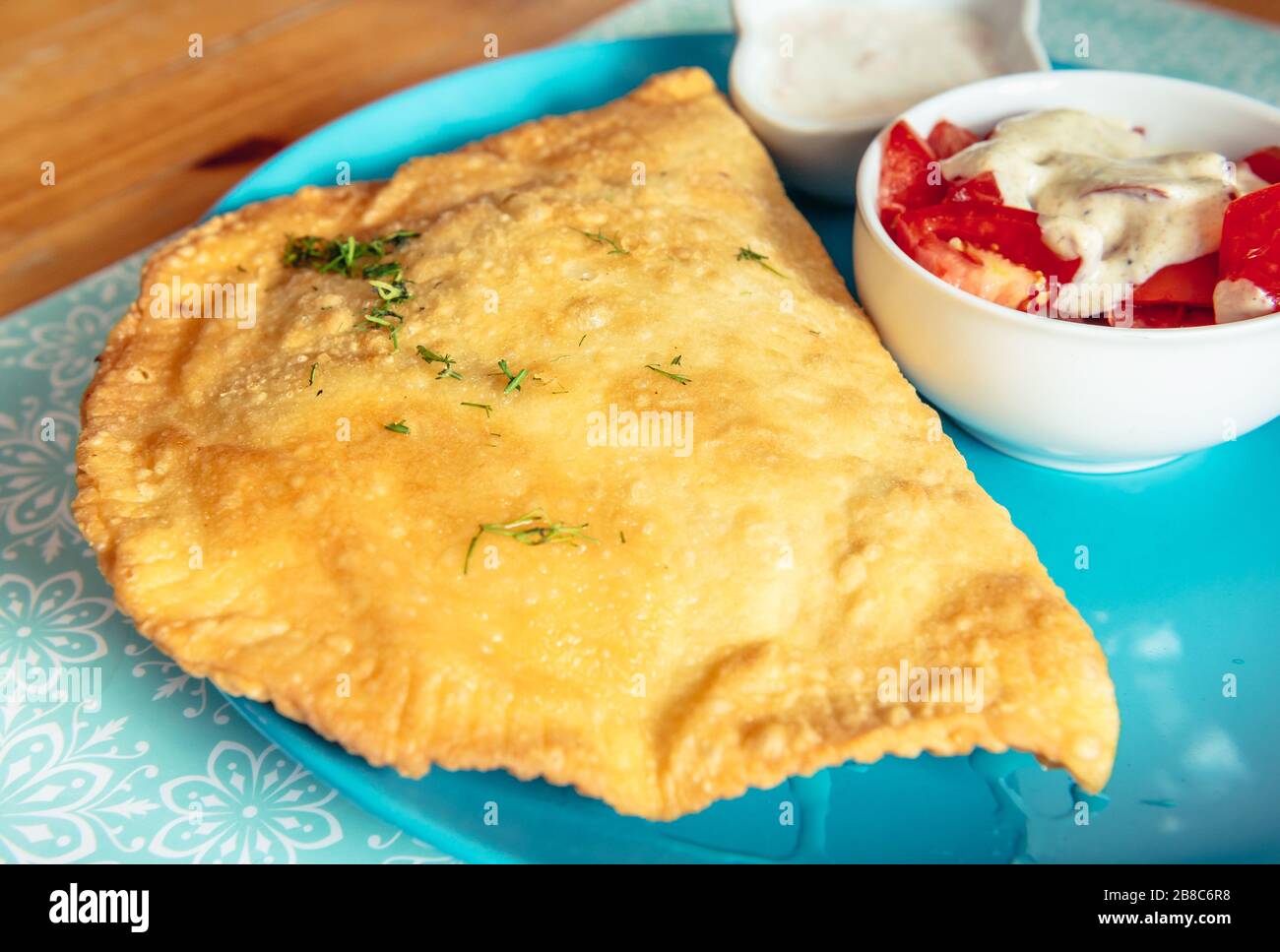 Cheburek - turnover fritto profondo con un ripieno di carne tritata e cipolle, piatto nazionale di cucina Tatar Crimea Foto Stock