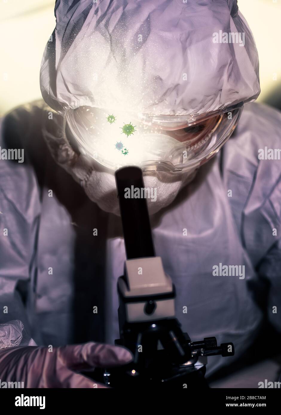 lo scienziato esamina ceppi e tessuti di coronavirus covid19 attraverso un microscopio Foto Stock