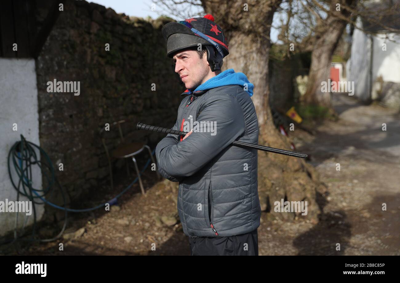 Jockey Gavin Sheehan durante una visita al cantiere di Christian Williams a Glamorgan. Foto Stock