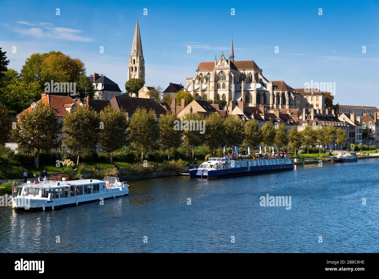 Auxerre, Cattedrale e Abbazia di Yonne lungofiume, Borgogna, Francia Foto Stock
