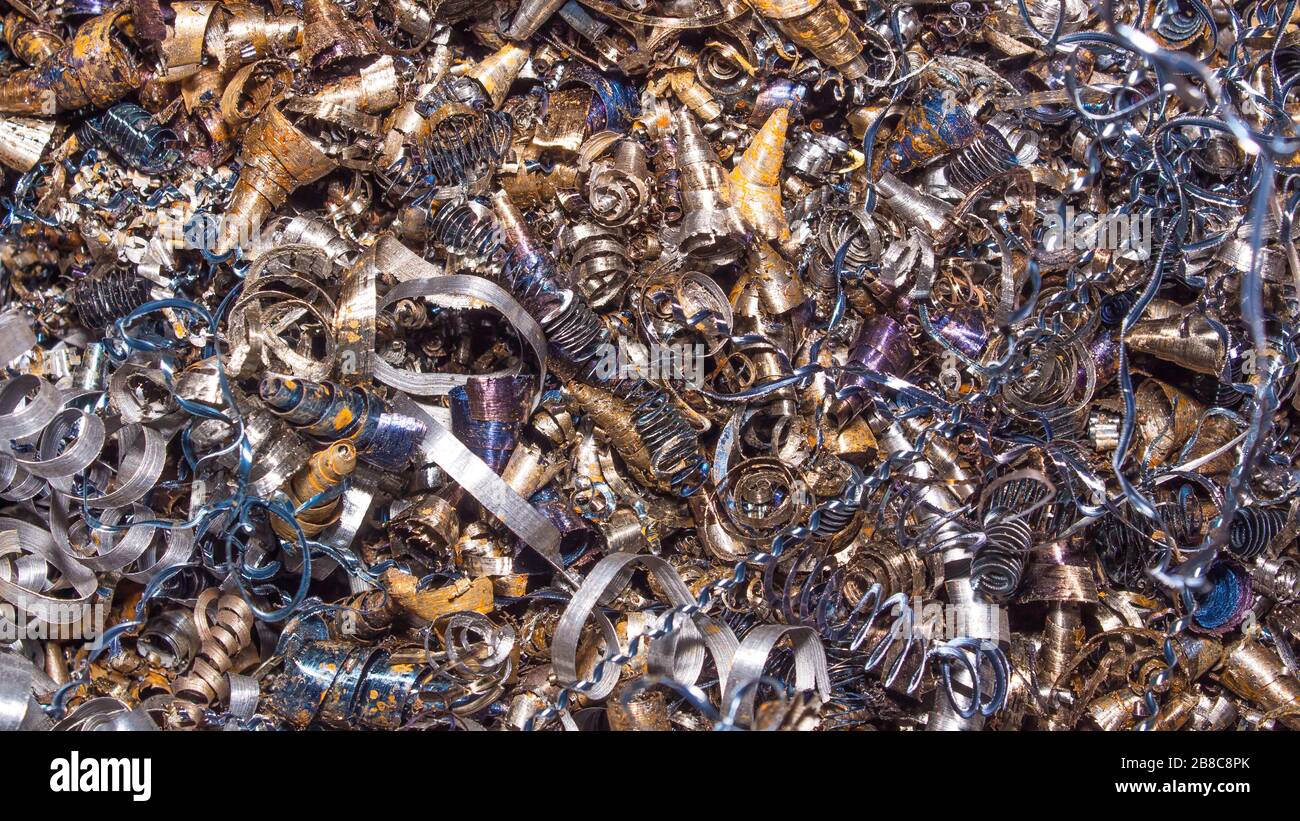 Sfondo in metallo. Trucioli colorati. Carta da parati o screensaver di chip metallici colorati.Abstract colore sfondo di trucioli di metallo. Trattamento di ferr Foto Stock
