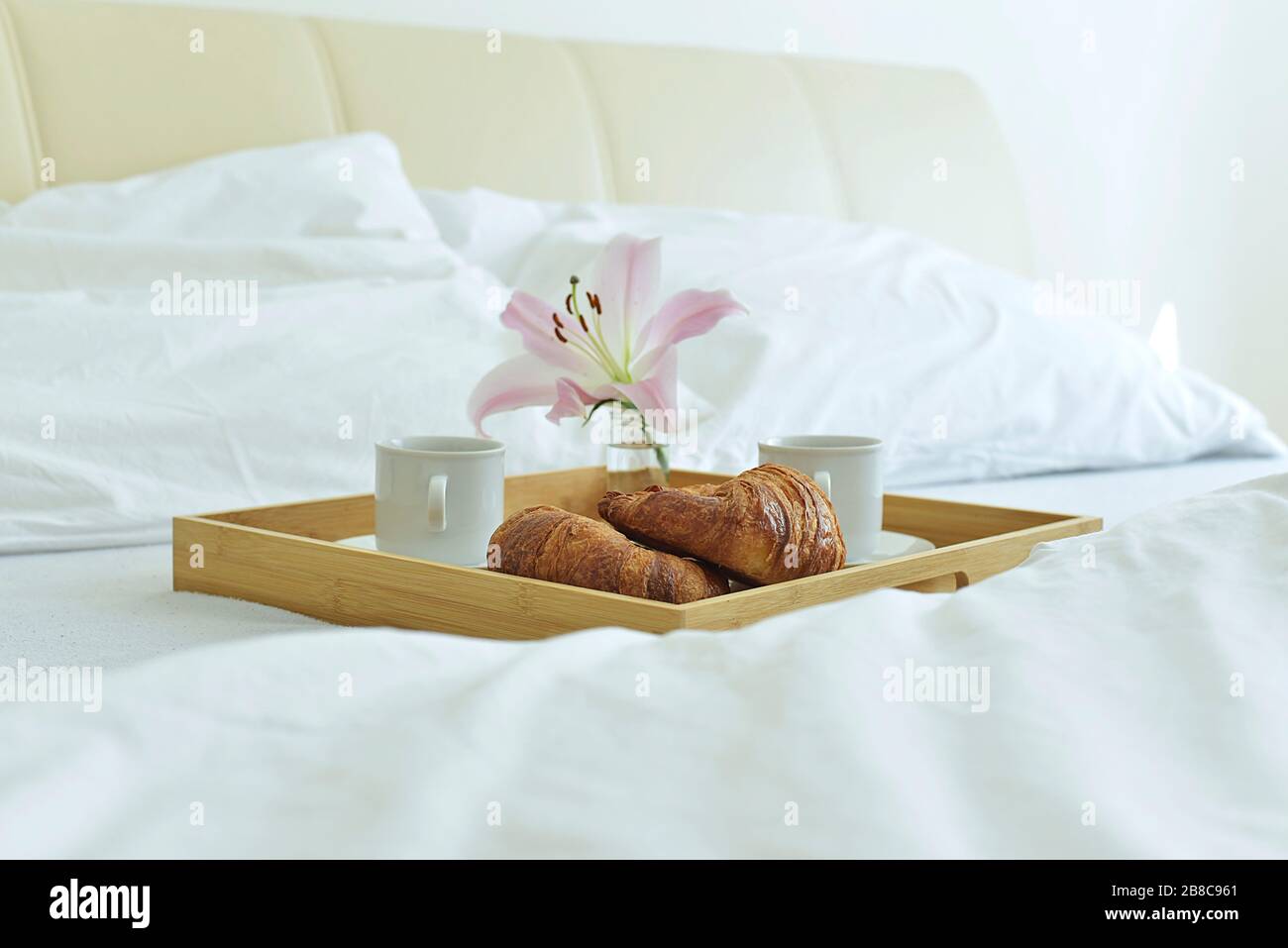 colazione dolce con croissant a letto Foto Stock