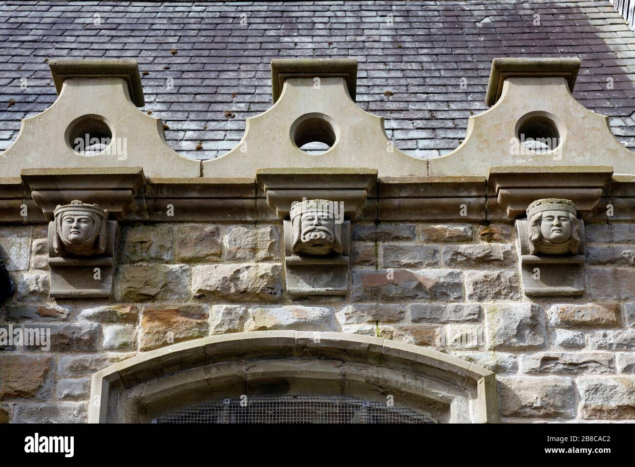 Clyne Chapel teste di pietra scolpita, Mumbles, Swansea, Galles, Regno Unito Foto Stock