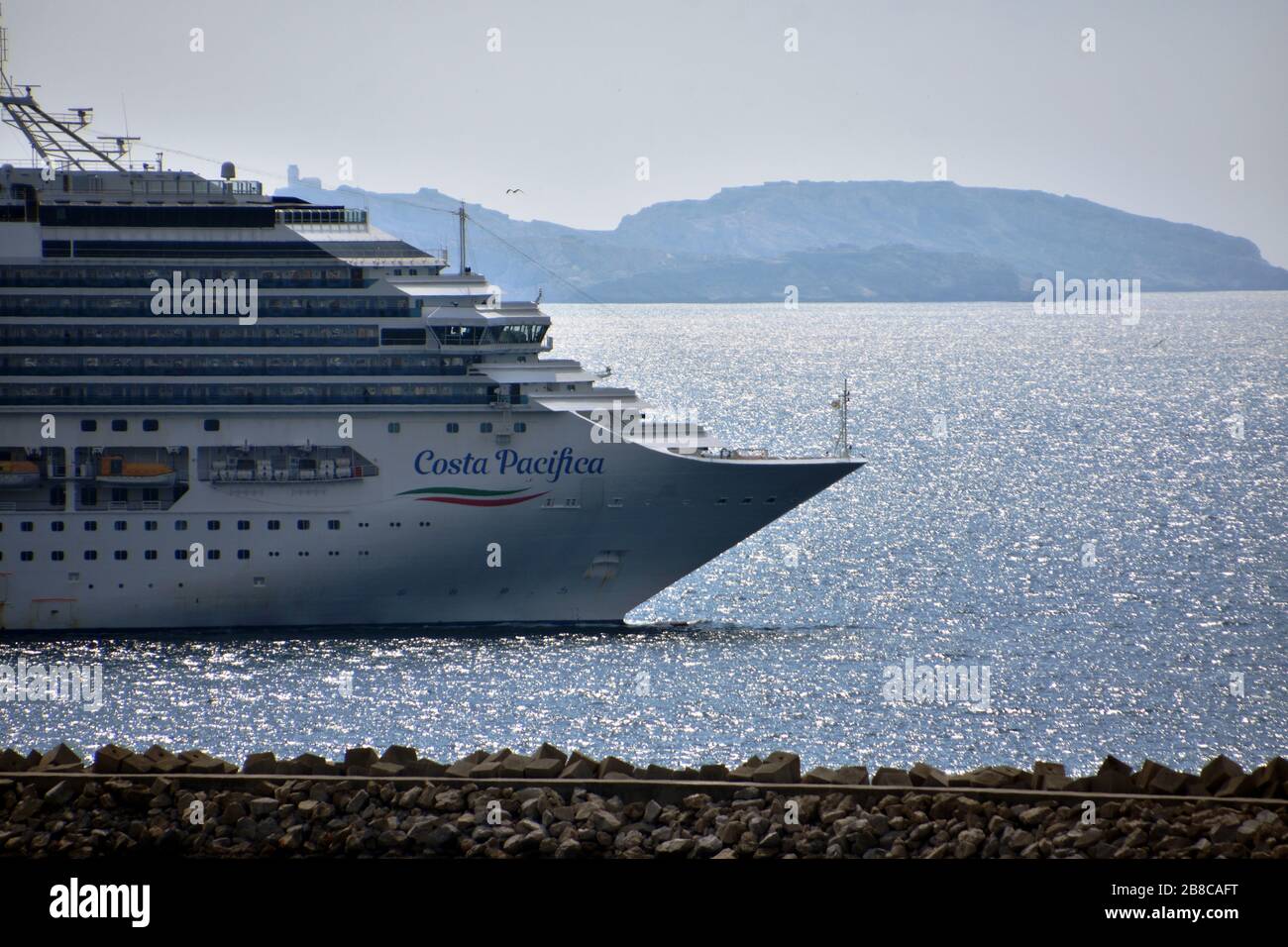 Marsiglia, Francia. 20 Marzo 2020. La nave da crociera italiana "Costa pacifica" lascia il porto di Marsiglia Fos nel Mediterraneo francese. A causa della pandemia di Coronavirus, Costa Cruises ha sospeso parzialmente le operazioni di trasporto passeggeri della sua flotta annullando tutti i viaggi in Italia con partenze pre-programmate nel periodo dal 9 marzo al 3 aprile 2020. Tutte le prenotazioni interessate hanno ricevuto rimborsi completi, compresi i pacchetti e i servizi preacquistati tramite Costa Cruises. Credit: SOPA Images Limited/Alamy Live News Foto Stock
