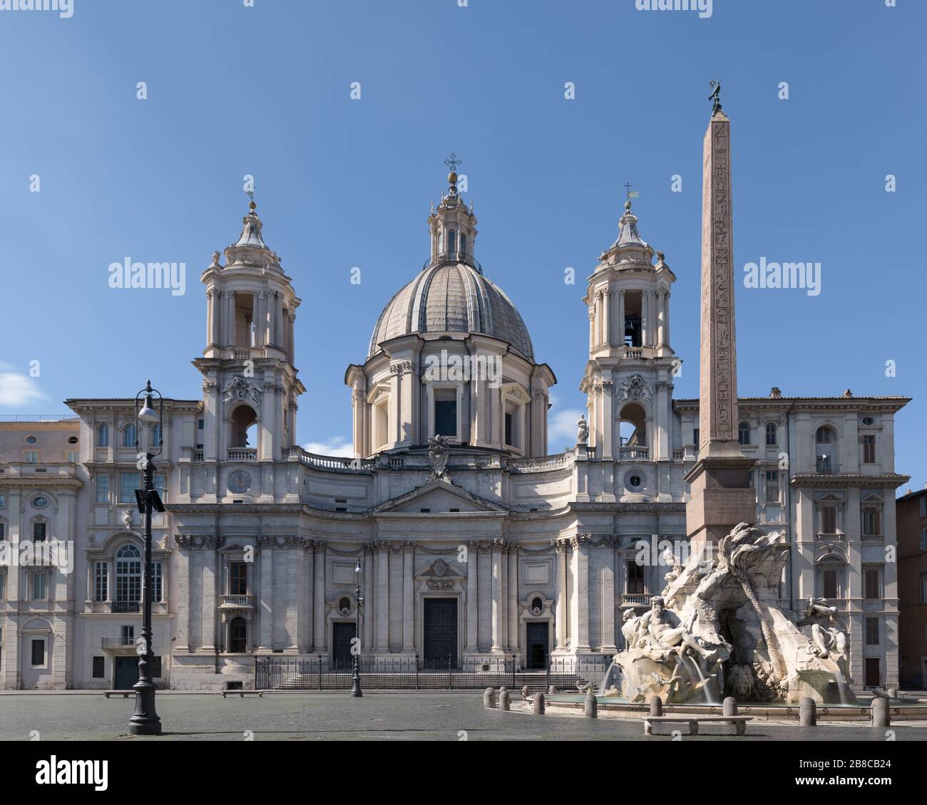 Piazza Navona è una famosa piazza centrale di Roma, adornata da fontane barocche e circondata da chiese e palazzi rinascimentali. Nel campo c Foto Stock