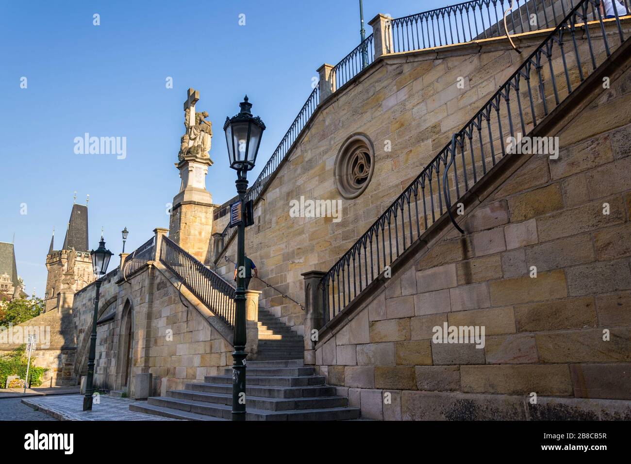 Scultura barocca di Giovanni di Matha, Felix di Valois e San Ivan sul Ponte Carlo, Praga, Repubblica Ceca, giorno di sole Foto Stock