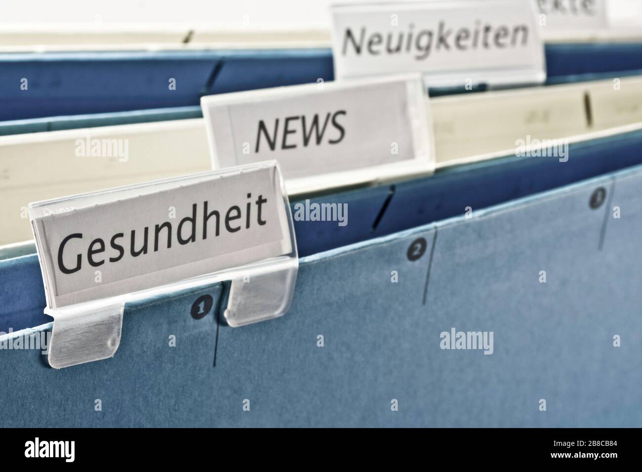 Gesundheitsnews als Hängeregister Foto Stock