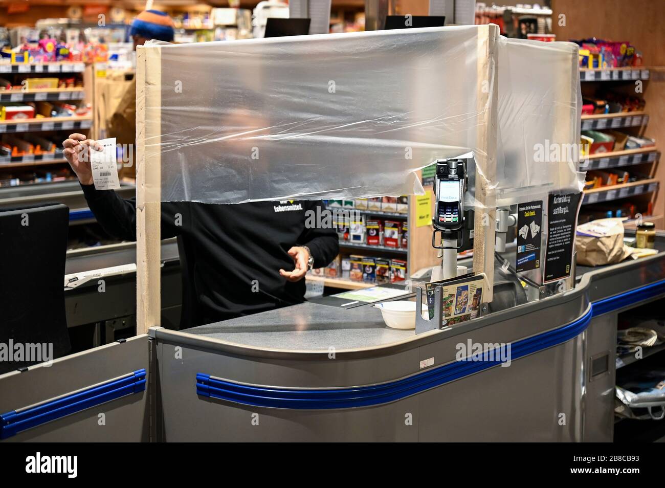 GERMANIA, Amburgo, Corona Virus, COVID-19 , supermercato con protezione per il cassiere per evitare infezioni Foto Stock