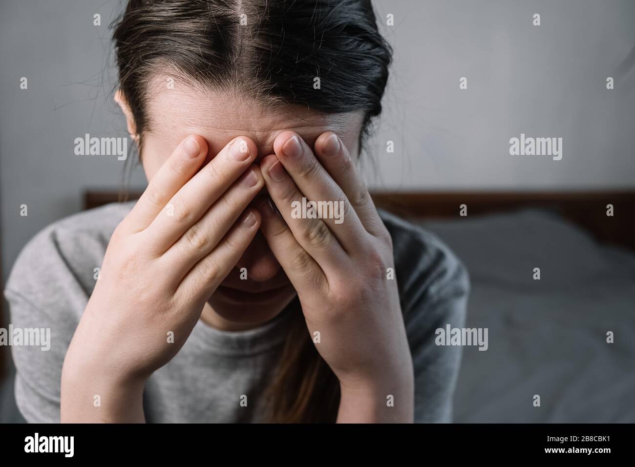 Immagini ravvicinate di pensieroso insicuro giovane donna che tocca la fronte che ha emicrania di mal di testa o depressione, stressato frustrata signora ansiosa dubitare Foto Stock