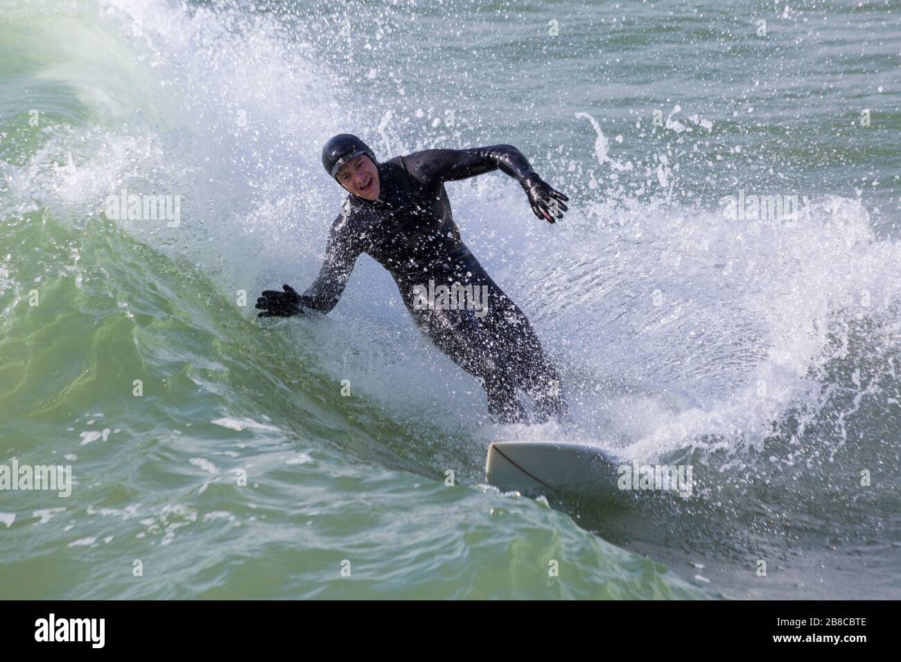 Bournemouth, Dorset Regno Unito. 21 marzo 2020. Tempo nel Regno Unito: i surfisti possono sfruttare al massimo le condizioni ventose e le grandi onde della spiaggia di Bournemouth. Credit: Carolyn Jenkins/Alamy Live News Foto Stock