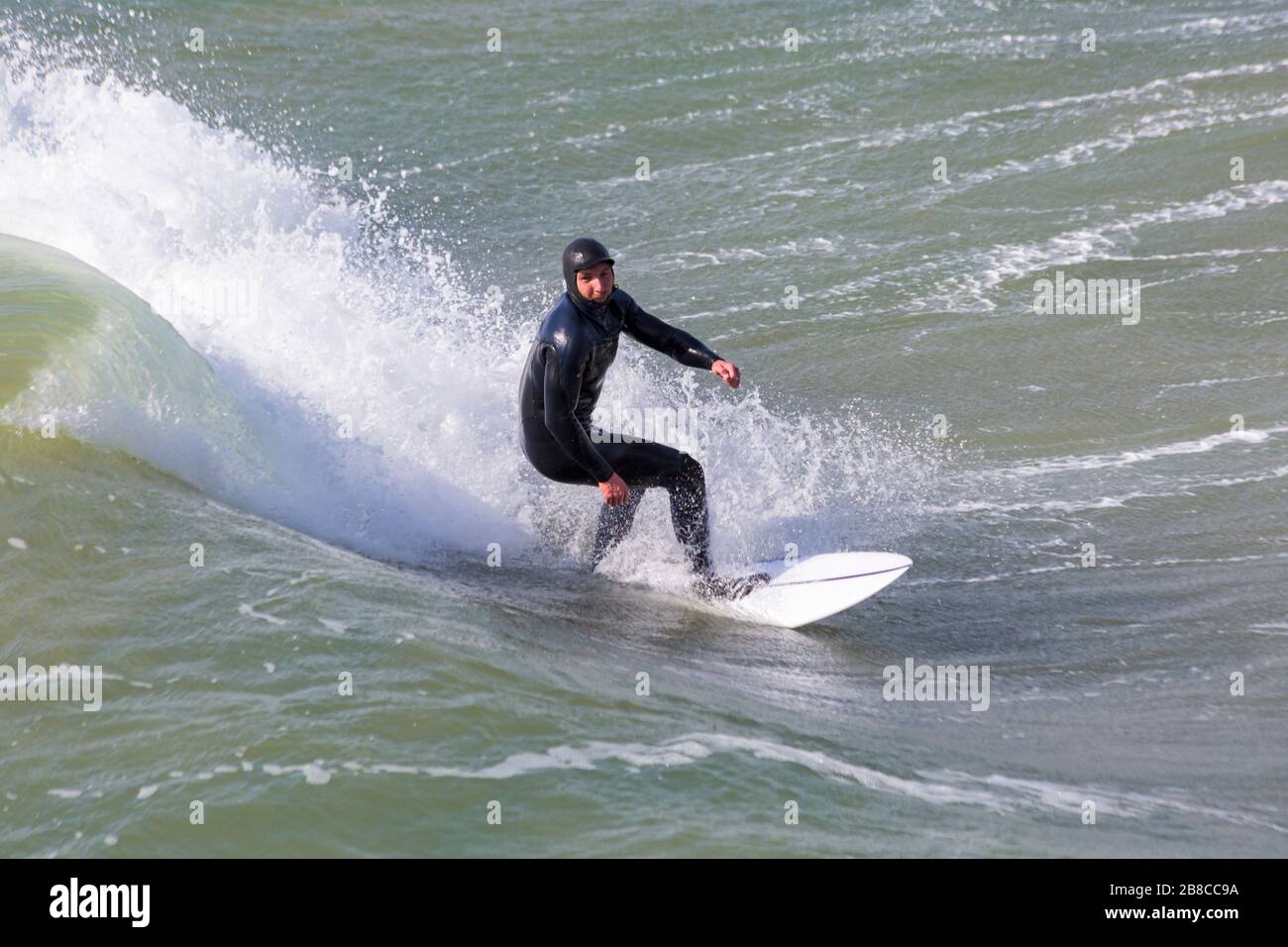 Bournemouth, Dorset Regno Unito. 21 marzo 2020. Tempo nel Regno Unito: i surfisti possono sfruttare al massimo le condizioni ventose e le grandi onde della spiaggia di Bournemouth. Credit: Carolyn Jenkins/Alamy Live News Foto Stock