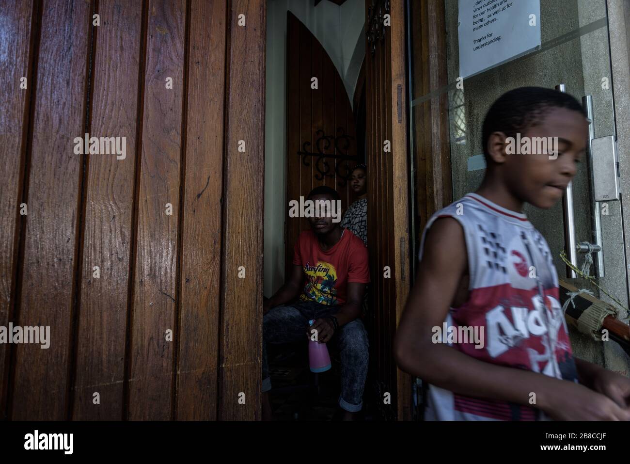 Centinaia di stranieri africani che occupano una chiesa di Città del Capo hanno istituito pratiche igieniche in risposta alla pandemia globale di Coronavirus Foto Stock