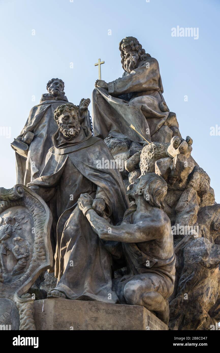 Scultura barocca di Giovanni di Matha, Felix di Valois e San Ivan sul Ponte Carlo, Praga, Repubblica Ceca, giorno di sole Foto Stock