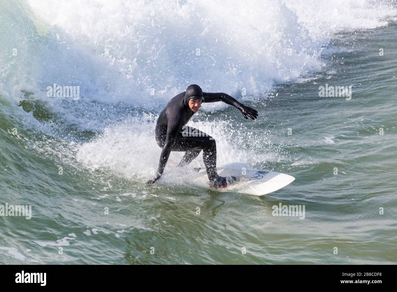 Bournemouth, Dorset Regno Unito. 21 marzo 2020. Tempo nel Regno Unito: i surfisti possono sfruttare al massimo le condizioni ventose e le grandi onde della spiaggia di Bournemouth. Credit: Carolyn Jenkins/Alamy Live News Foto Stock