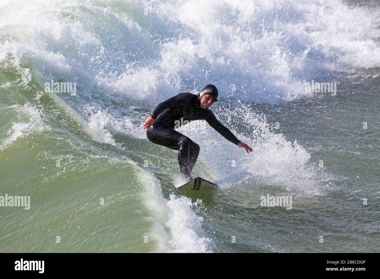 Bournemouth, Dorset Regno Unito. 21 marzo 2020. Tempo nel Regno Unito: i surfisti possono sfruttare al massimo le condizioni ventose e le grandi onde della spiaggia di Bournemouth. Credit: Carolyn Jenkins/Alamy Live News Foto Stock