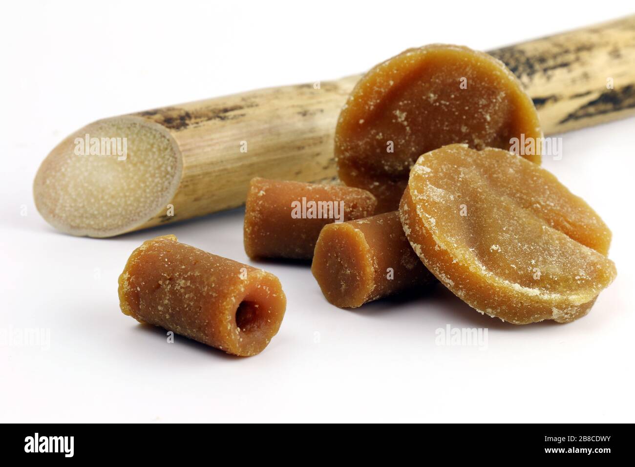 Zucchero, concentrato solido di zucchero, cubetti di canna da zucchero marrone di canna da zucchero e vari tipi di cubetti di canna da zucchero sfera rotonda, Sugarcane bruciare Foto Stock