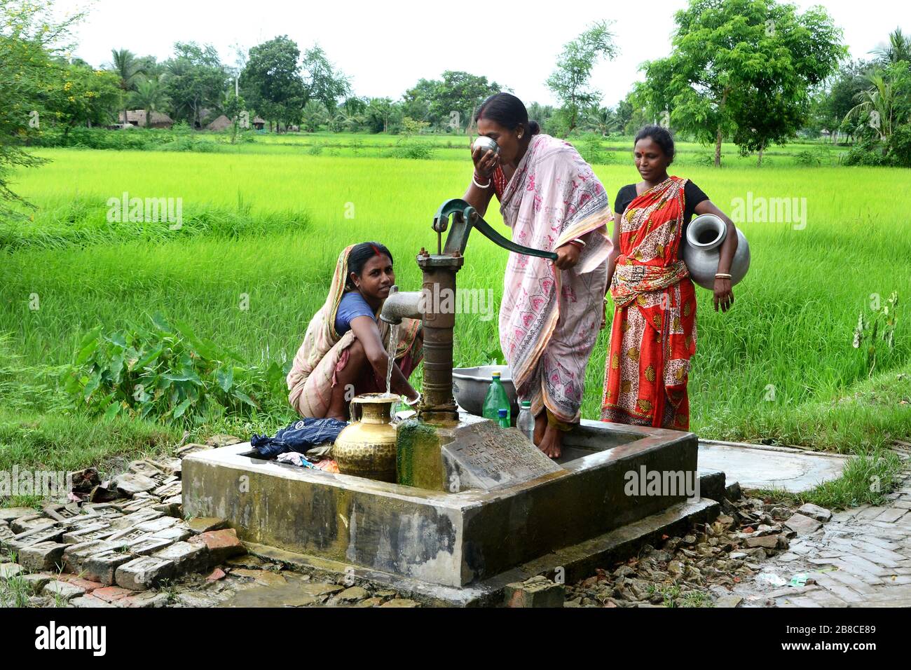 Il governo arrangiava acqua pura che beve per gli abitanti del villaggio nel remoto villaggio dell'India. Foto Stock