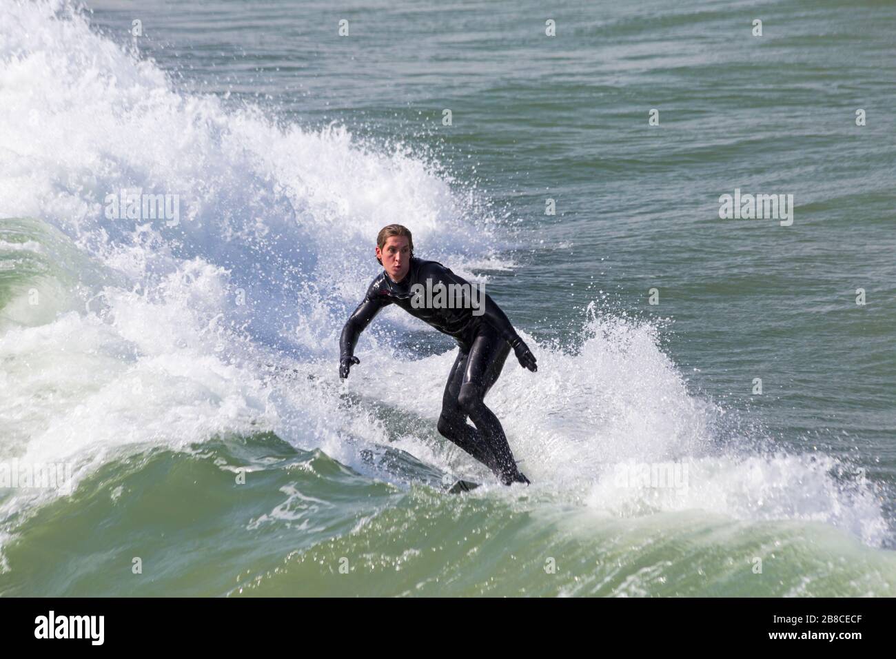 Bournemouth, Dorset Regno Unito. 21 marzo 2020. Tempo nel Regno Unito: i surfisti possono sfruttare al massimo le condizioni ventose e le grandi onde della spiaggia di Bournemouth. Credit: Carolyn Jenkins/Alamy Live News Foto Stock
