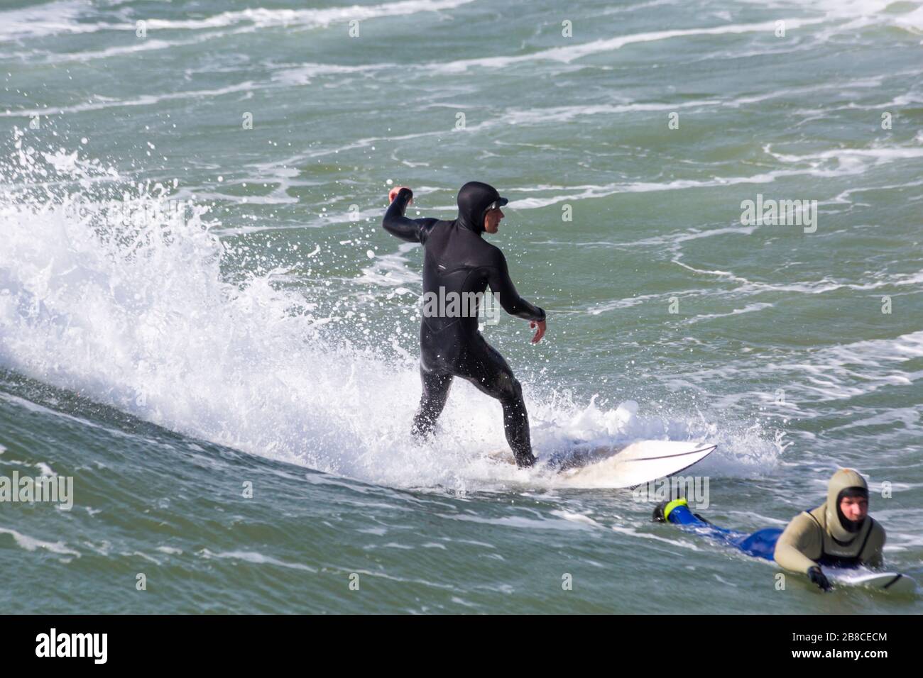 Bournemouth, Dorset Regno Unito. 21 marzo 2020. Tempo nel Regno Unito: i surfisti possono sfruttare al massimo le condizioni ventose e le grandi onde della spiaggia di Bournemouth. Credit: Carolyn Jenkins/Alamy Live News Foto Stock