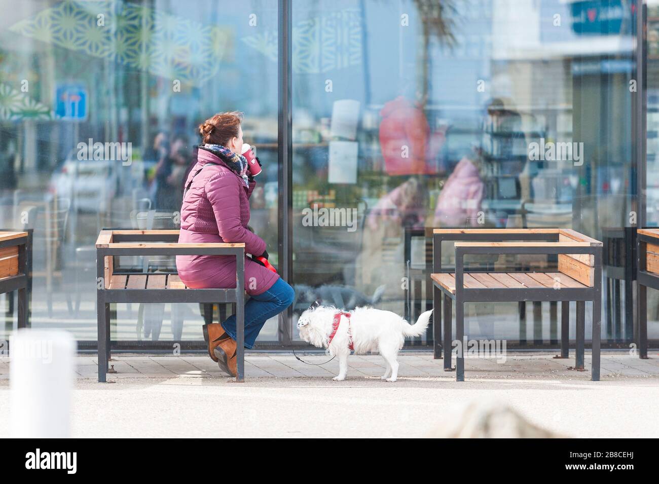 New Brighton, Wirral, Regno Unito. 12 marzo 2020. Usando ‘takeaway’ come una scappatoia per ignorare le istruzioni del governo per chiudere, i negozi in franchising Starbucks di proprietà di EuroGarages, e l'altra catena di negozi di alta qualità Costa Coffee, rimangono aperti ai clienti per entrare nella zona dei caffè per ordinare bevande da portare fuori. Anche se Starbucks ha dichiarato che tutti i negozi del Regno Unito chiuderanno, gli affiliati non stanno seguendo questa procedura. La maggior parte delle altre aziende della zona hanno seguito le istruzioni del governo e sono chiuse. Anche il pubblico non sembra seguire i consigli del governo. Credit: Paul Warburton/Alamy Live News Foto Stock