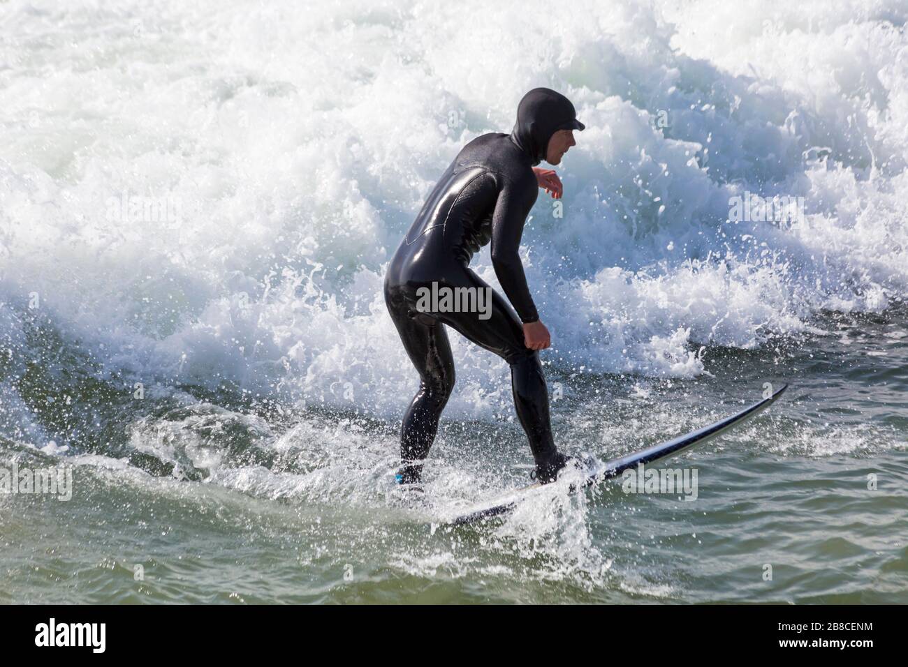 Bournemouth, Dorset Regno Unito. 21 marzo 2020. Tempo nel Regno Unito: i surfisti possono sfruttare al massimo le condizioni ventose e le grandi onde della spiaggia di Bournemouth. Credit: Carolyn Jenkins/Alamy Live News Foto Stock