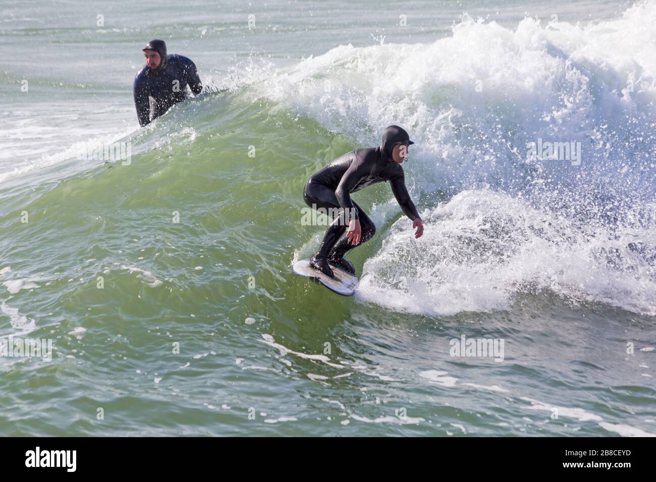 Bournemouth, Dorset Regno Unito. 21 marzo 2020. Tempo nel Regno Unito: i surfisti possono sfruttare al massimo le condizioni ventose e le grandi onde della spiaggia di Bournemouth. Credit: Carolyn Jenkins/Alamy Live News Foto Stock