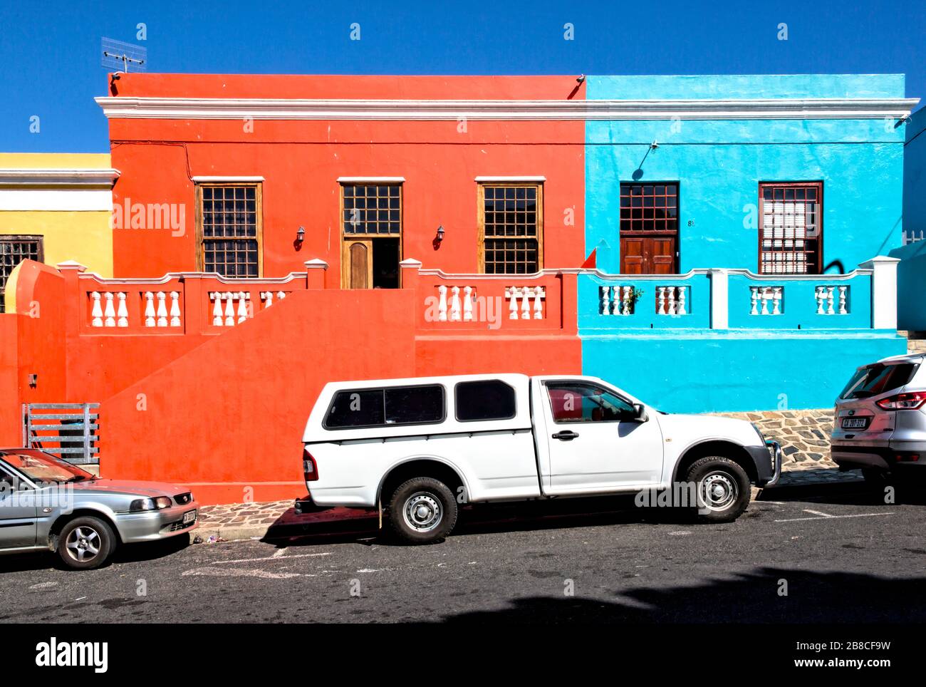Giallo canarino, arancio amaro e blu bambino. I colori brillanti di Wale Street a Bo-Kaap. Foto Stock