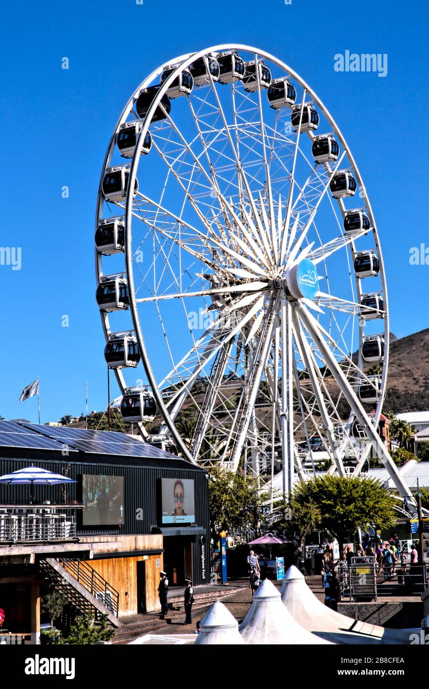 L'occhio rotante di Città del Capo, la ruota del Capo nel quartiere di Quay del V&A Waterfront. La leggenda sul mozzo dice: Ruota del Capo girare per il bene Foto Stock