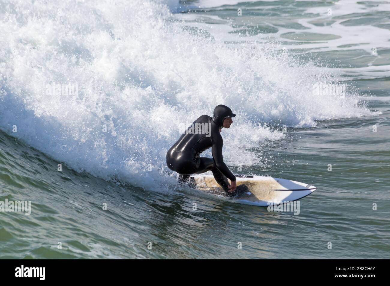 Bournemouth, Dorset Regno Unito. 21 marzo 2020. Tempo nel Regno Unito: i surfisti possono sfruttare al massimo le condizioni ventose e le grandi onde della spiaggia di Bournemouth. Credit: Carolyn Jenkins/Alamy Live News Foto Stock
