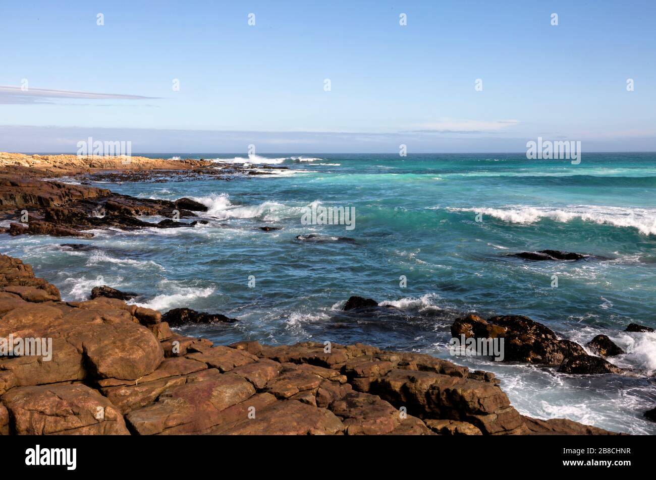 Il capo di buona speranza dove il possente Oceano Atlantico del Sud incontra la costa rocciosa Foto Stock