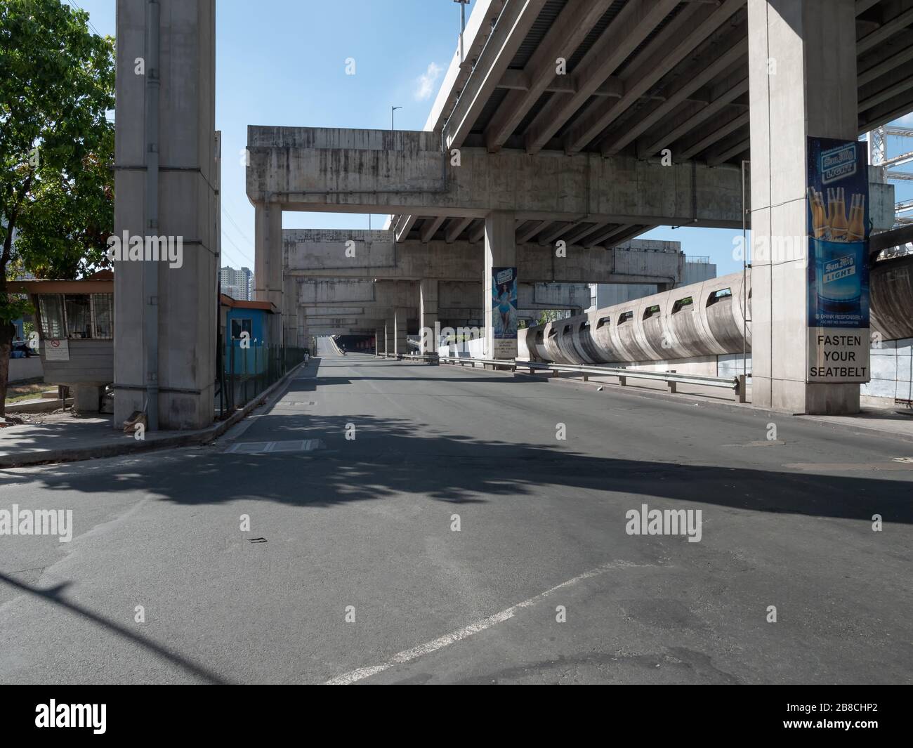 Makati città autostrada a pedaggio vuoto durante Metro Manila blocco a causa del coronavirus Covid-19 focolaio Foto Stock
