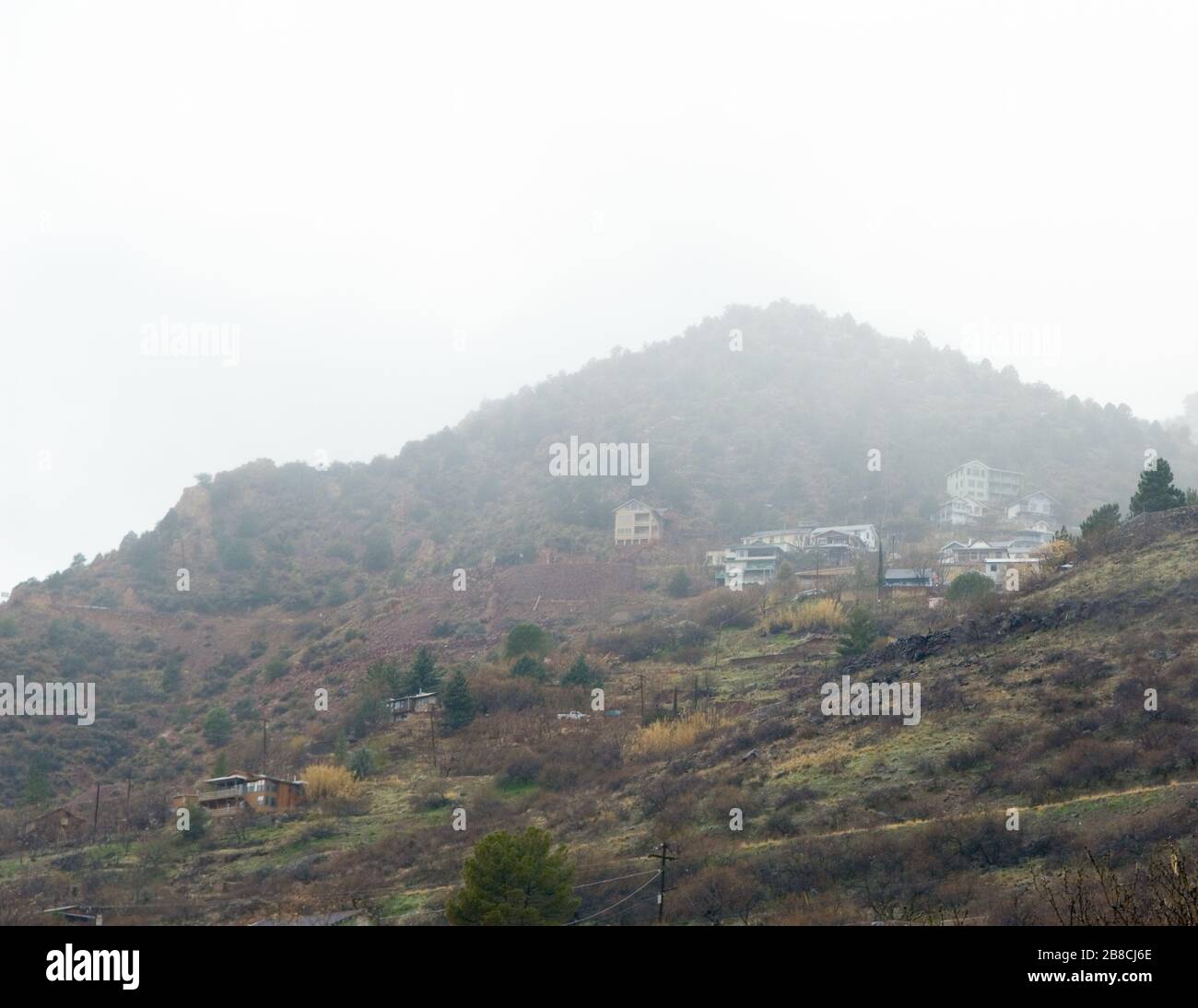 La storica città dell'Arizona di Jerome sul lato del Monte Mingus in una giornata nuvolosa. Si dice che sia una città fantasma vivente. Foto Stock