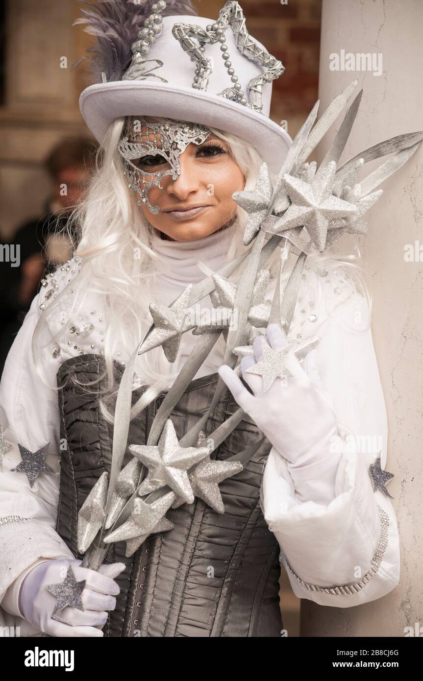 Personaggi del Carnevale di Venezia in un coloratissimo costume e maschera marroni e dorati di Carnevale di Venezia Foto Stock