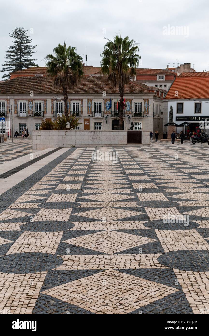 Cascais/Portogallo - Febbraio 10 2020: Belle ciottoli nel centro storico della popolare località. Foto Stock