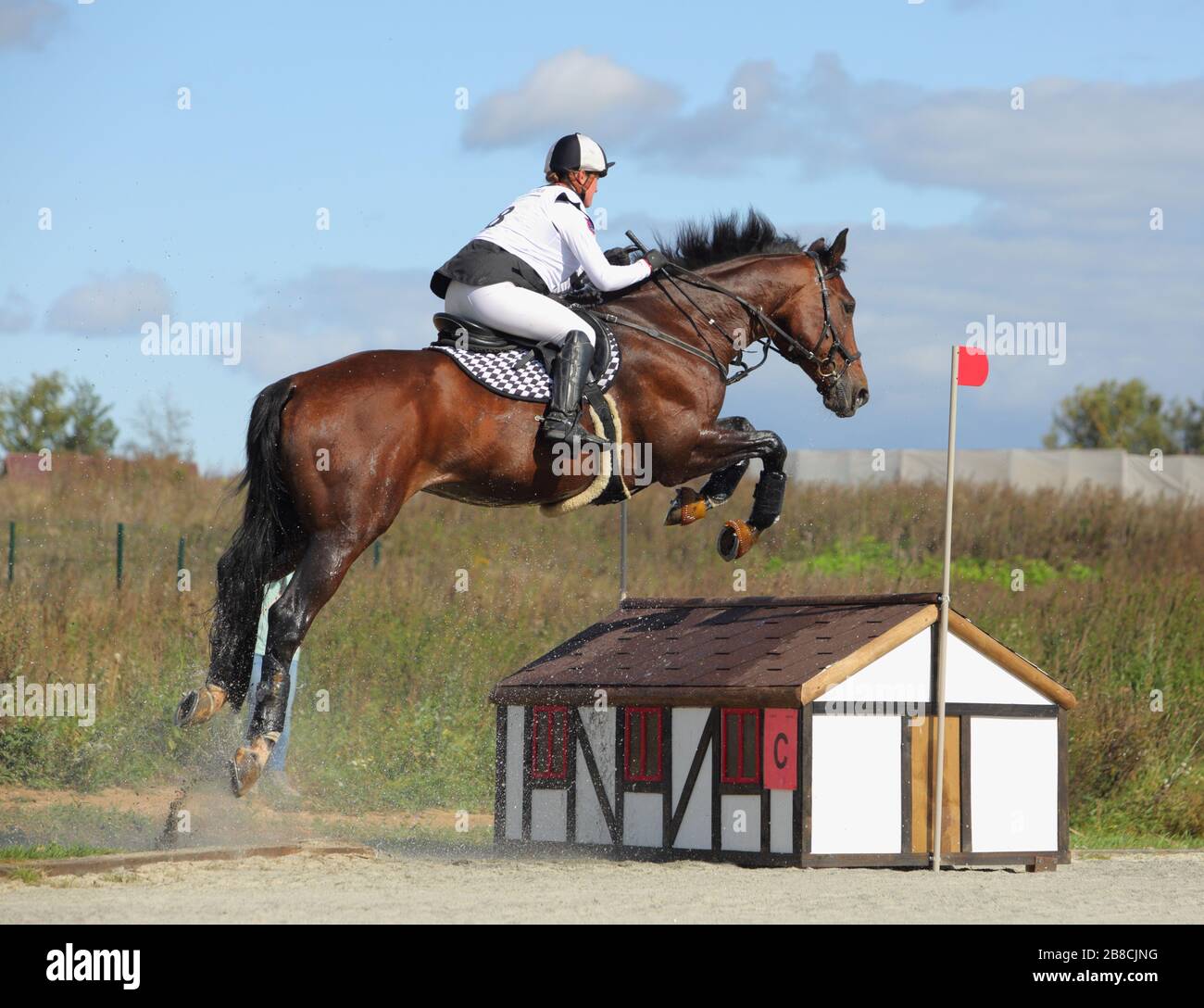 Il pilota non identificato a cavallo supera l'ostacolo al Concorso Internazionale di Eventing CCI3*/2*/1* Russian Cup Eventing Foto Stock