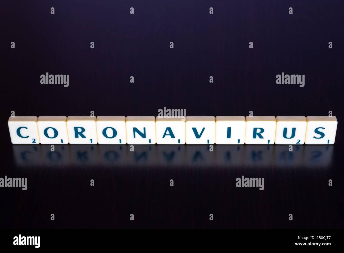 Piastrelle di Coronavirus scrabble Foto Stock