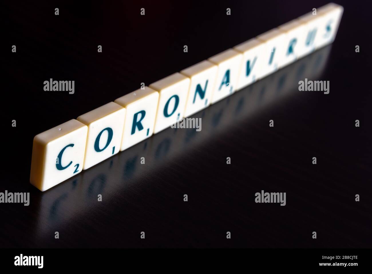 Piastrelle di Coronavirus scrabble Foto Stock