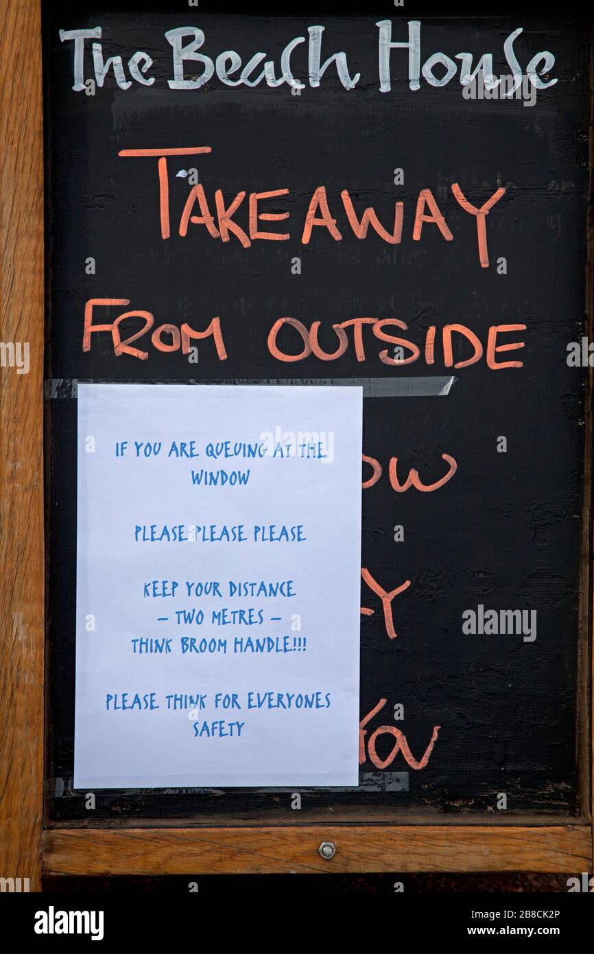 Portobello, Edimburgo, Scozia, Regno Unito. 21st Mar, 2020. Il tempo è calmo e il pubblico procede come di consueto. La Scozia ha avuto 51 nuovi casi di Coronavirus che porta in totale a 373, un'altra morte durante la notte porta in totale a 7. Pubblico ancora congregate e hanno interazione sociale come normale. Insieme ai pub locali che sono chiusi come consigliato dal governo e il Beach cafe che sta facendo via attraverso un servizio di finestre, solo due giovani che indossano visibilmente le maschere sembrano prendere sul serio la minaccia del virus. Foto Stock