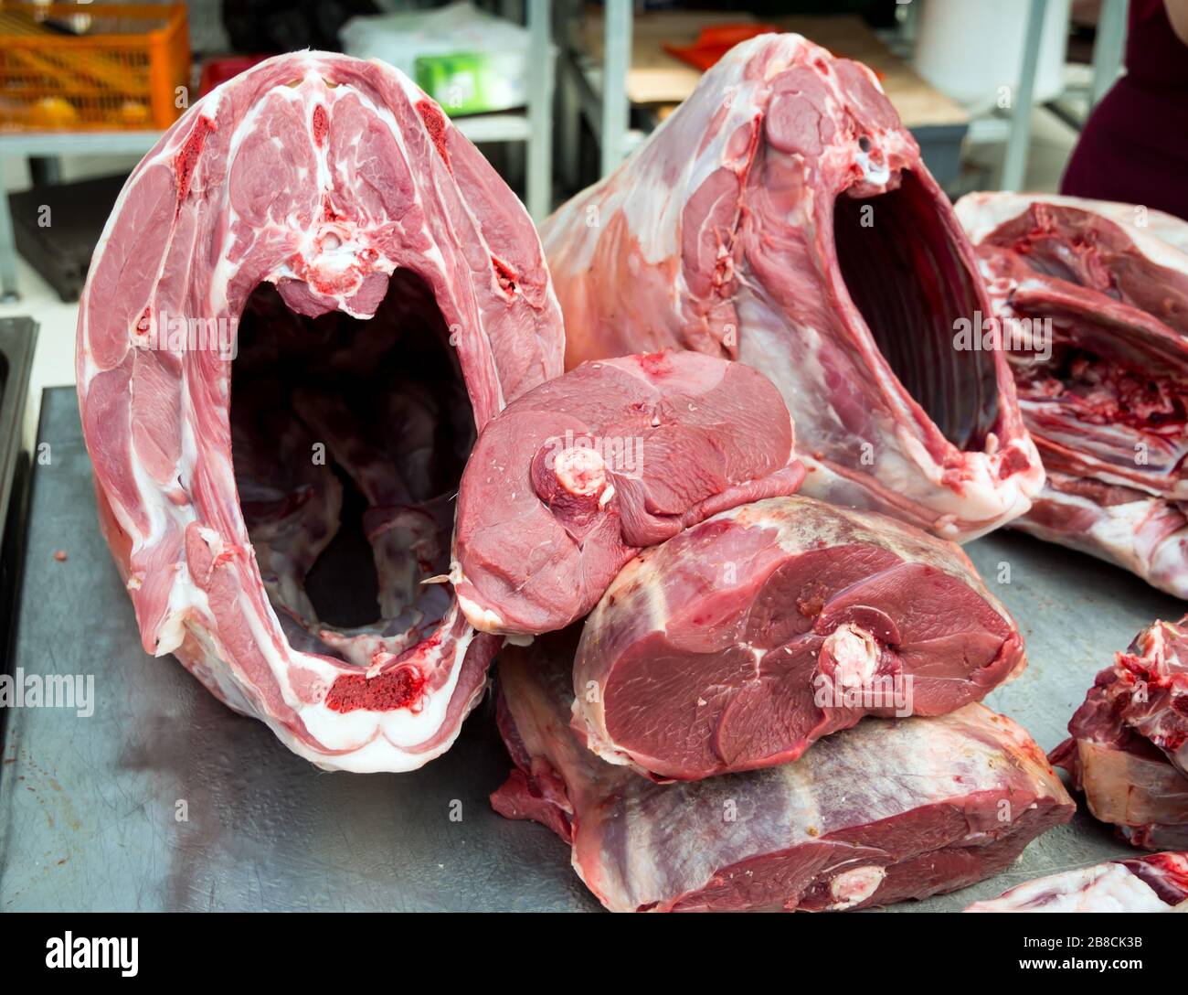 Agnello fresco sul bancone del padiglione della carne Foto Stock