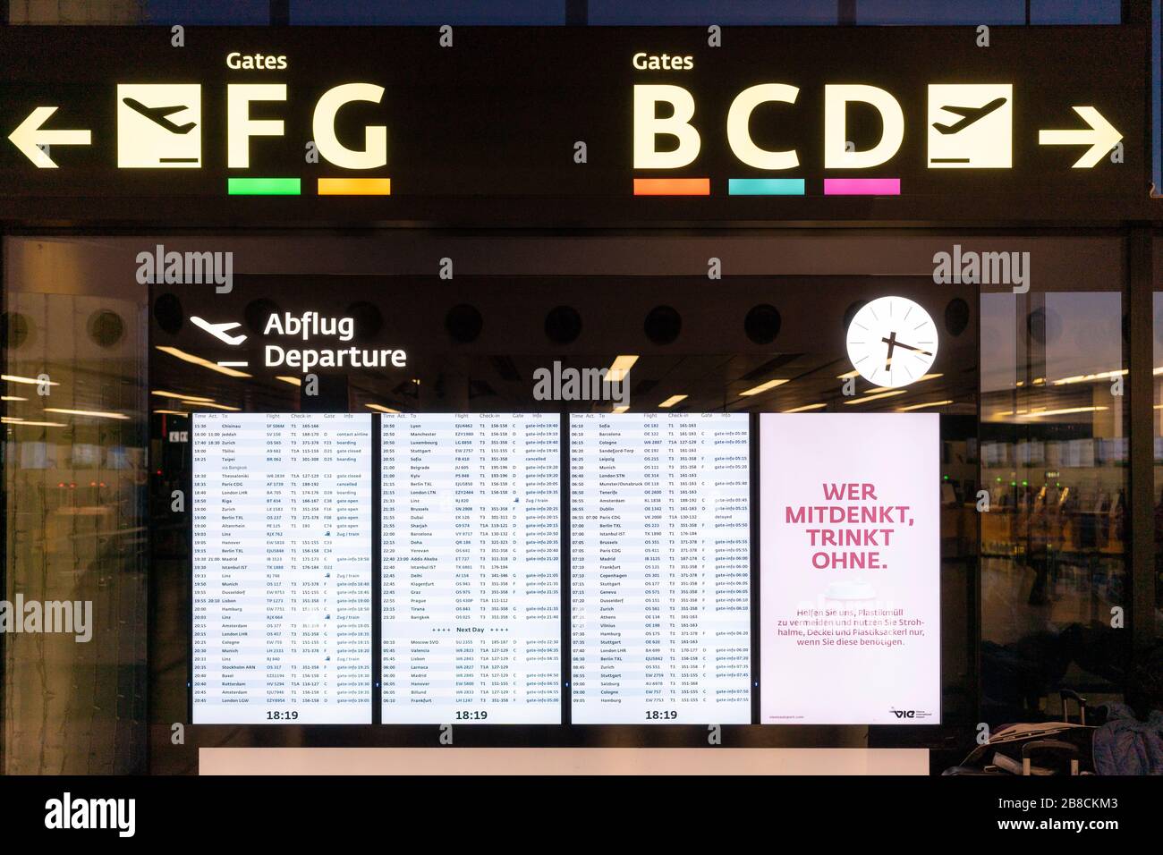 Un bordo di volo di partenza che mostra gli orari dei voli e le porte al Terminal 3 dell'Aeroporto di Vienna, Austria Foto Stock