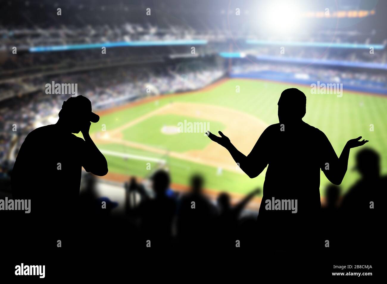 Tristi appassionati di baseball nello stadio. Delusi, arrabbiati e sconvolgiti la folla nel ballpark. La squadra preferita ha perso il gioco. Pubblico devastato in eventi sportivi dal vivo. Foto Stock