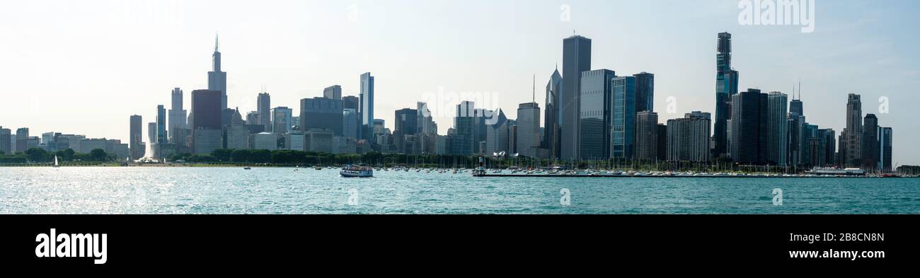 Chicago Skyline in estate con il lago Michigan Foto Stock